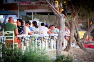 manolis tavern in naxos